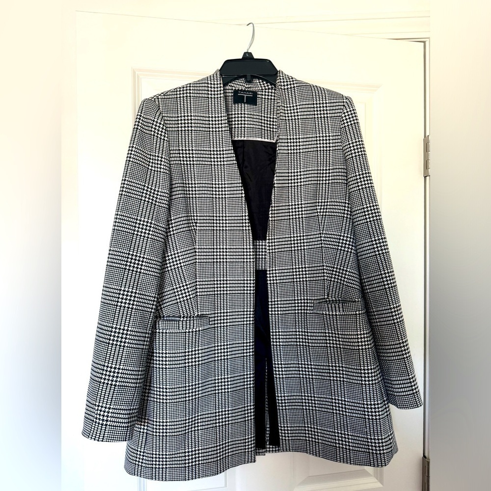 T TAHARI Women's standing collar Blazer two interior Button hooks Size 8-10